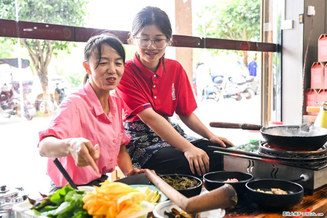 全网追的“扁担女孩”，找了一份暑假工，时薪12元 - 阿拉善盟生活资讯 - 阿拉善盟28生活网 alsm.28life.com