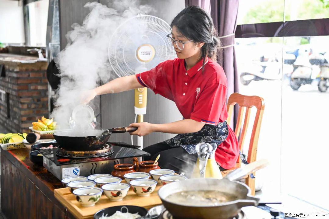全网追的“扁担女孩”，找了一份暑假工，时薪12元 - 阿拉善盟生活资讯 - 阿拉善盟28生活网 alsm.28life.com